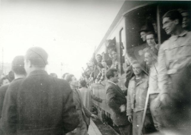 Mizrachista cionisták búcsúztatása, vonatpályaudvaron